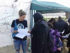 OKF Greece distributing phrasebooks in Idomeni, Greece